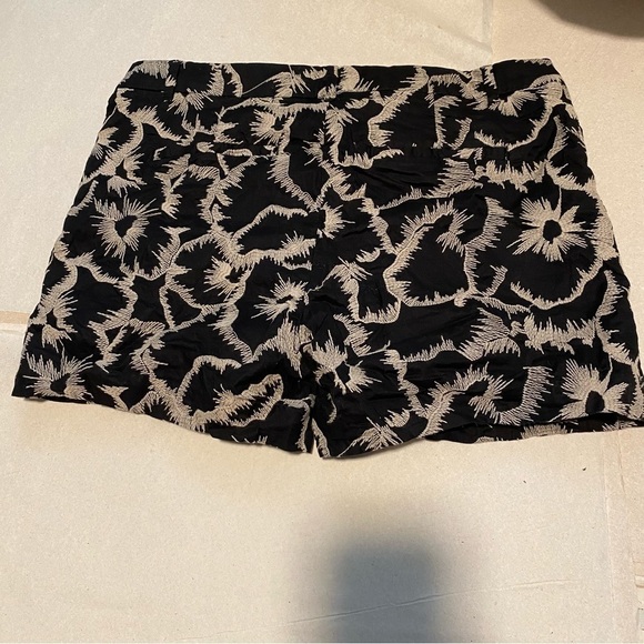 Banana Republic Stylish Black and Beige Patterned Shorts Sketchy Flower size 6 - Picture 3 of 10